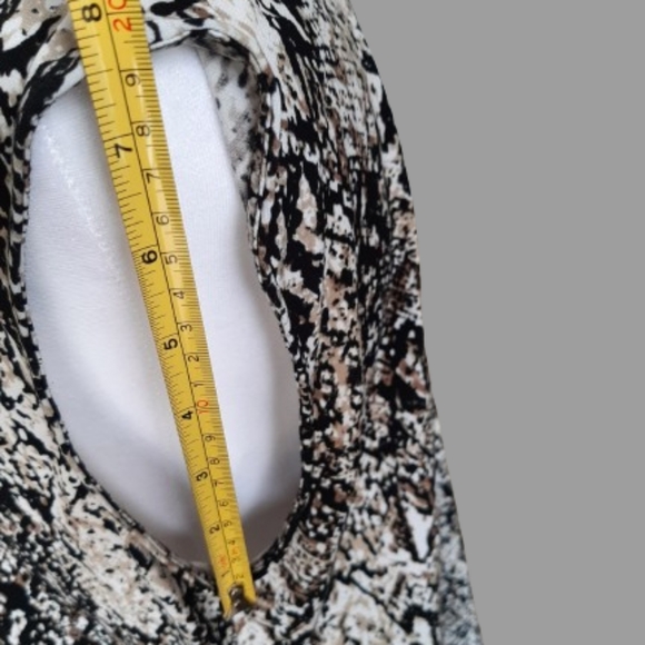 DANA BUCHMAN - Dressy Pleated V-Neck Snake Skin Design Sleeveless Blouse - Sz: L - Picture 8 of 9